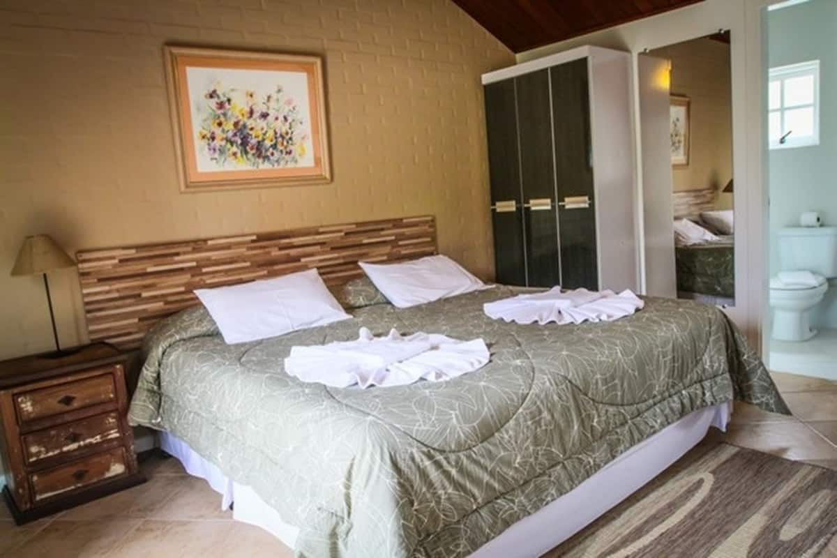 Ropa de cama de alta calidad, cortinas blackout y wifi gratis