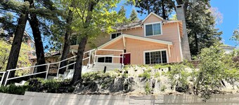 Near Lake Plus View 2 Bedroom Home by RedAwning