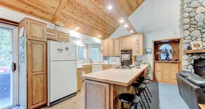 Lake Arrowhead - Dreamin' 3 Bedroom Home by RedAwning