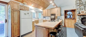 Lake Arrowhead - Dreamin' 3 Bedroom Home by RedAwning