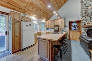 House, 3 Bedrooms | Private kitchen | Microwave, dishwasher - Lake Arrowhead - Dreamin' 3 Bedroom Home by RedAwning (Cedar Glen)