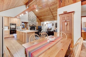 House, 3 Bedrooms | Private kitchen | Microwave, dishwasher