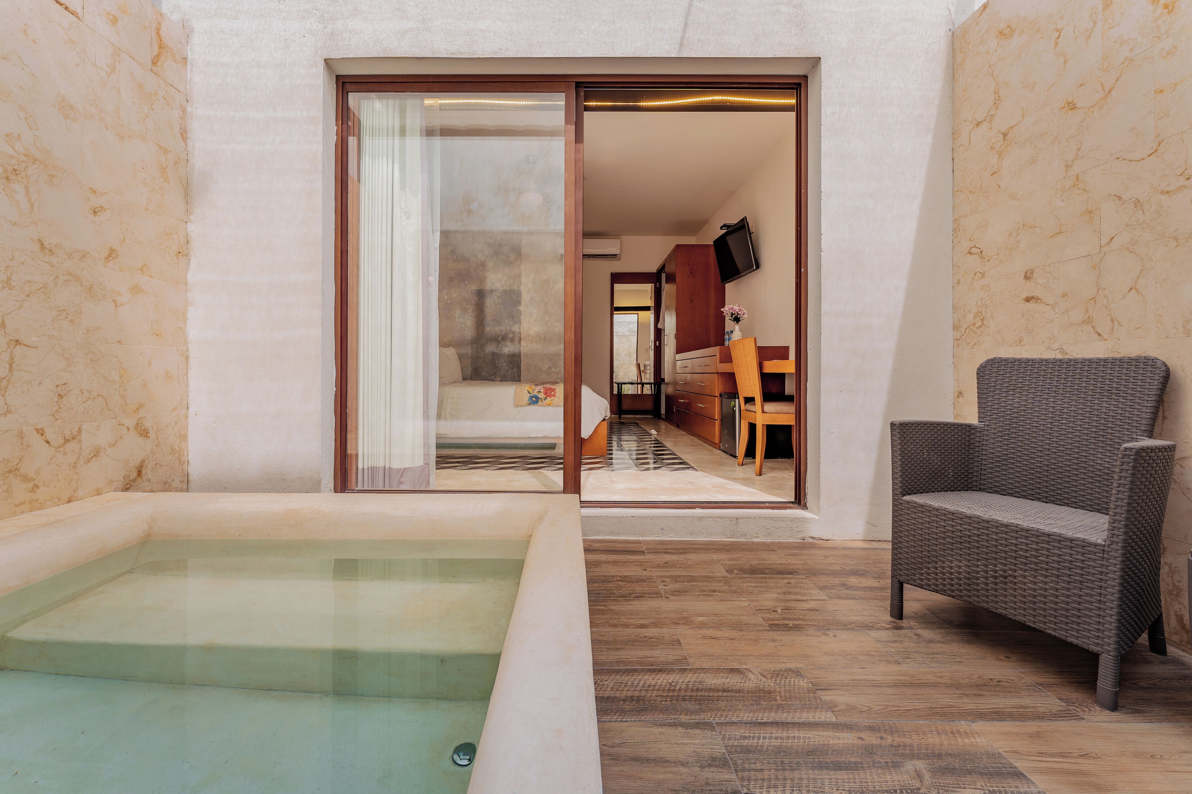 Premium Room, 1 King Bed | In-room safe, desk, soundproofing, free WiFi