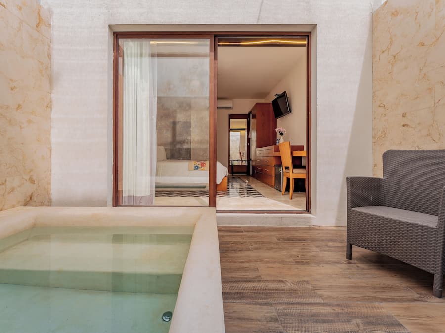 Caja de seguridad en la habitación y escritorio