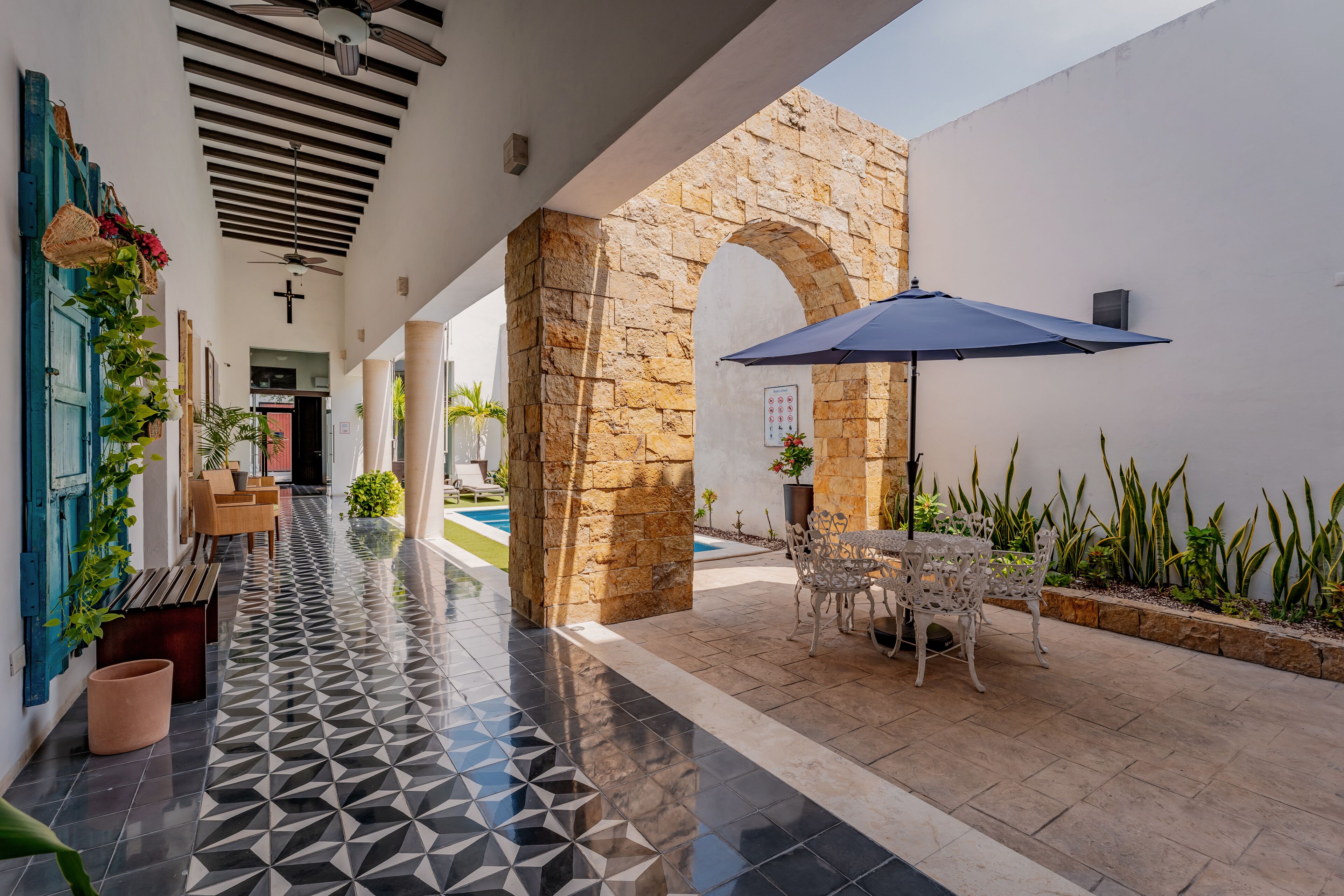 Piscina all'aperto, con ingresso dalle 08:00 alle 21:00, lettini