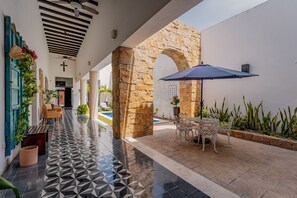 Alberca al aire libre, acceso de 08:00 a 21:00, y camastros