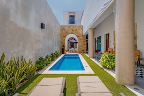 Piscina externa, funciona das 8h às 21h, espreguiçadeiras