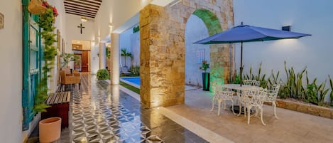 Piscina all'aperto, con ingresso dalle 08:00 alle 21:00, lettini