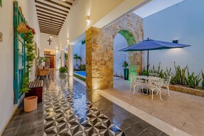 Piscina externa, funciona das 8h às 21h, espreguiçadeiras