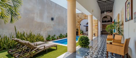 Outdoor pool, open 8 AM to 9 PM, pool loungers