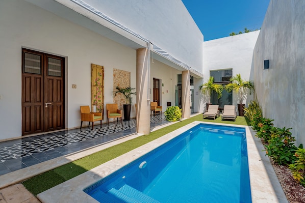 Outdoor pool, open 8 AM to 9 PM, pool loungers