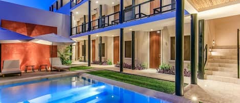 Una piscina al aire libre (de 08:00 a 20:00), tumbonas