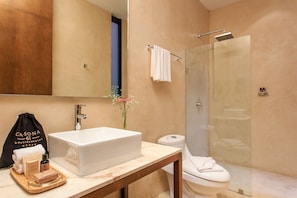 Douche, articles de toilette gratuits, sèche-cheveux