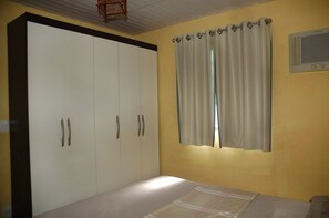 Duplex clássico, 2 quartos | 1 quarto, escrivaninha, cortinas blackout, ferros/tábuas de passar roupa