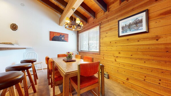 Condo, 2 Bedrooms | Dining