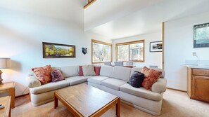 Appartement, 2 slaapkamers | Woonruimte | Een smart-tv en een stereo