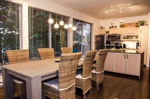 Cabin, 2 Bedrooms | Dining - 83mf - Lakeside - Hot Tub - Bbq - Dock - Sleeps 4 2 Bedroom Home by RedAwning (Deming)