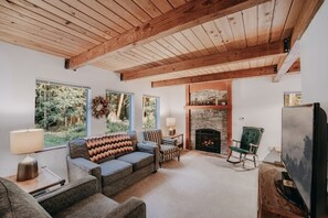 Cabin, 3 Bedrooms | Living area | Fireplace, DVD player
