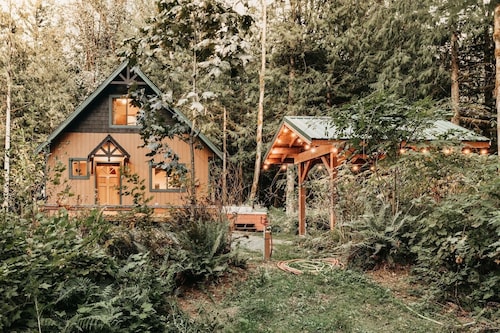 67mf- Hot Tub - Pets Ok - Bbq - Sleeps 5 3 Bedroom Home by RedAwning