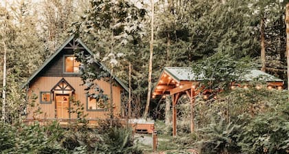 67mf- Hot Tub - Pets Ok - Bbq - Sleeps 5 3 Bedroom Home by RedAwning