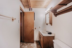 Cabin, 3 Bedrooms | Bathroom | Separate tub and shower, deep soaking tub, towels