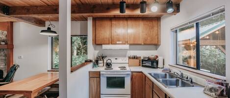 Cabin, 3 Bedrooms | Private kitchen | Fridge, microwave, oven, coffee/tea maker