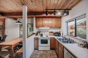 Cabin, 3 Bedrooms | Private kitchen | Fridge, microwave, oven, coffee/tea maker