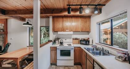 67mf- Hot Tub - Pets Ok - Bbq - Sleeps 5 3 Bedroom Home by RedAwning