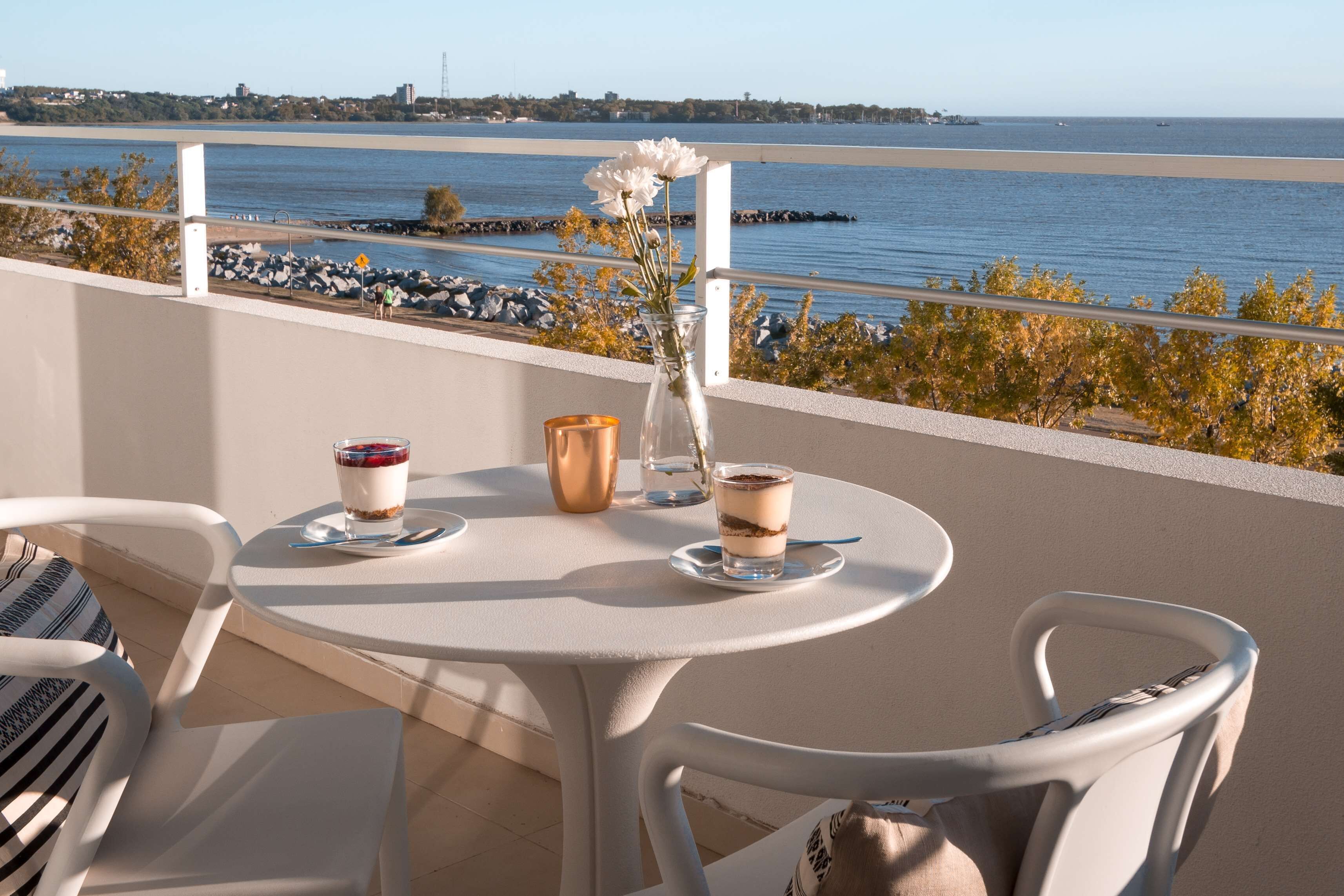 1 kamar tidur, brankas, meja kerja, dan tirai kedap cahaya