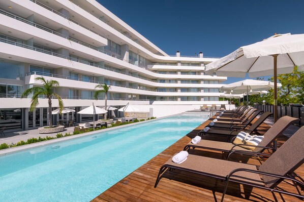 Piscine couverte, piscine extérieure (ouverte en saison)