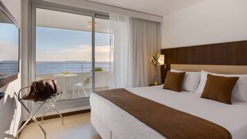 Suite, 1 cama King size, vista al río | 1 habitación, caja de seguridad en la habitación y escritorio