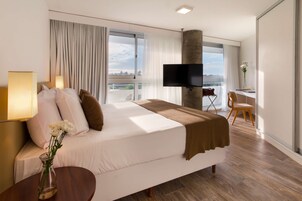 1 habitación, caja de seguridad en la habitación y escritorio 