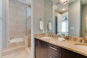Casa, 4 habitaciones | Baño | Secadora de cabello, toallas, shampoo 