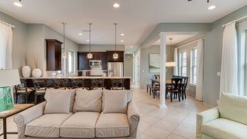 House, 4 Bedrooms | Living room | TV, DVD player