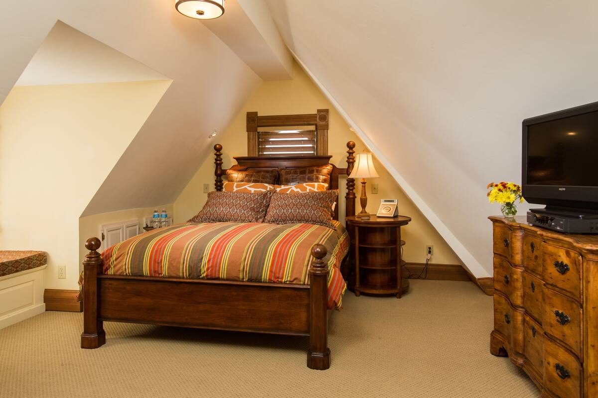 Suite, 1 Queen Bed | 1 bedroom, premium bedding, desk, free WiFi