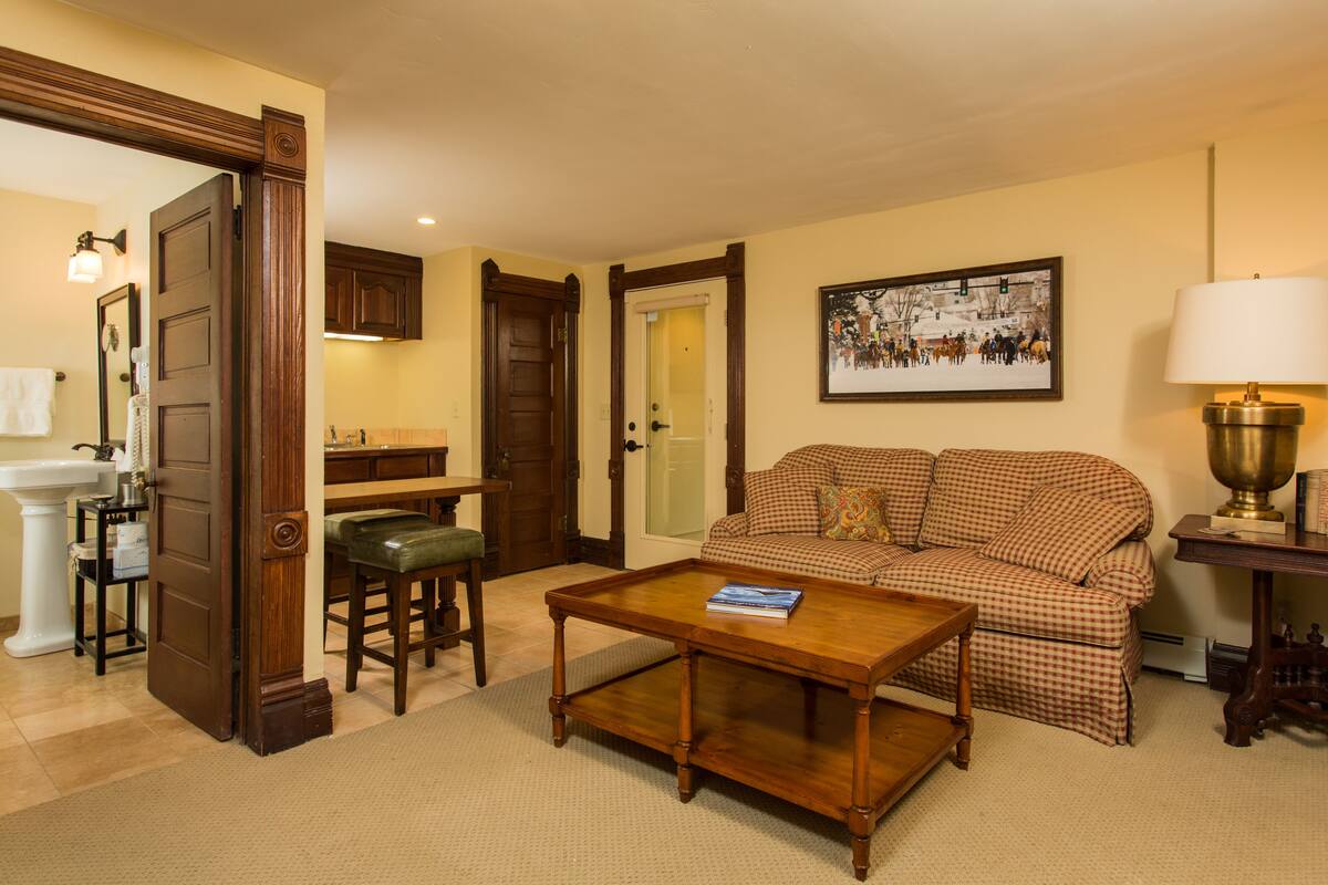 Suite, 1 Queen Bed | 1 bedroom, premium bedding, desk, free WiFi