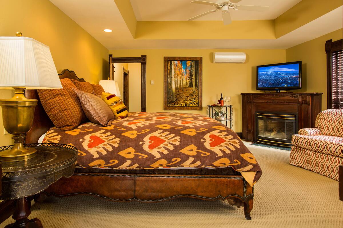 Romantic Suite, 1 King Bed, Fireplace, Mountain View | 1 bedroom, premium bedding, desk, free WiFi