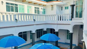 Vista frontal de la propiedad