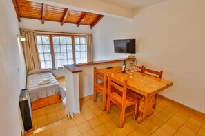 Standaard bungalow, 1 slaapkamer | Woonruimte | Een 14-inch televisie met kabelzenders