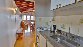 Bungalow Familial, 2 chambres | Cuisine privée | Grand réfrigérateur, micro-ondes, four, plaque de cuisson