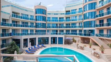 Seasonal outdoor pool, pool umbrellas, sun loungers