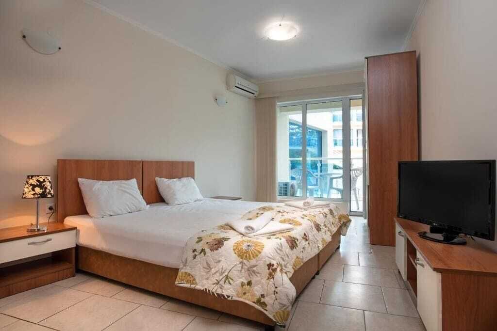 Desk, free cribs/infant beds, free WiFi