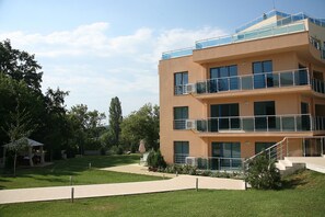 Vista frontal de la propiedad