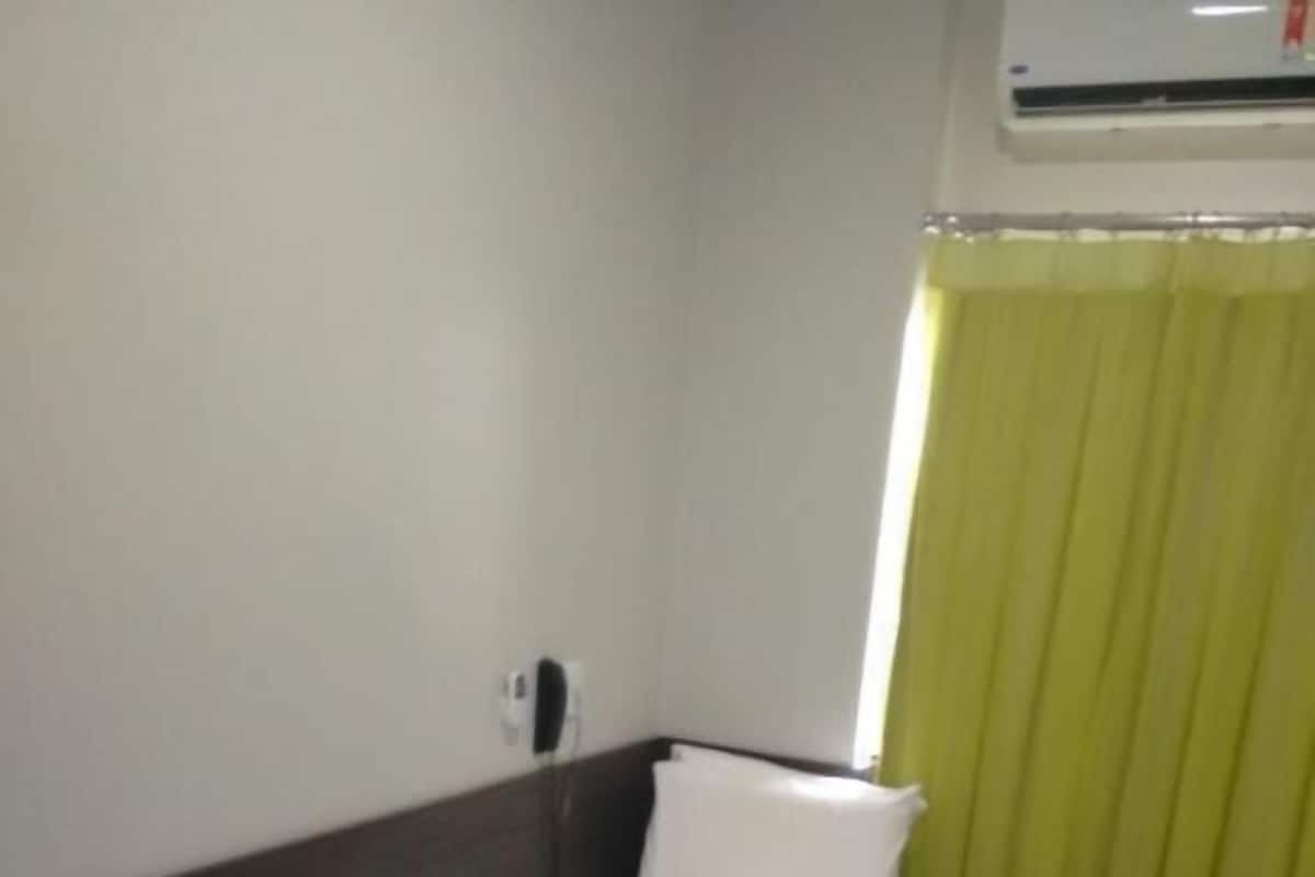 Minibar, cortinas blackout, tabla de planchar con plancha y wifi gratis