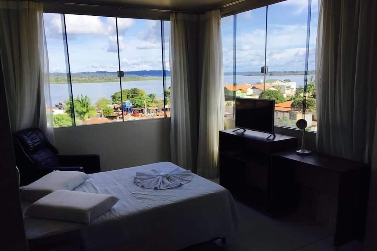 Minibar, cortinas blackout, tabla de planchar con plancha y wifi gratis