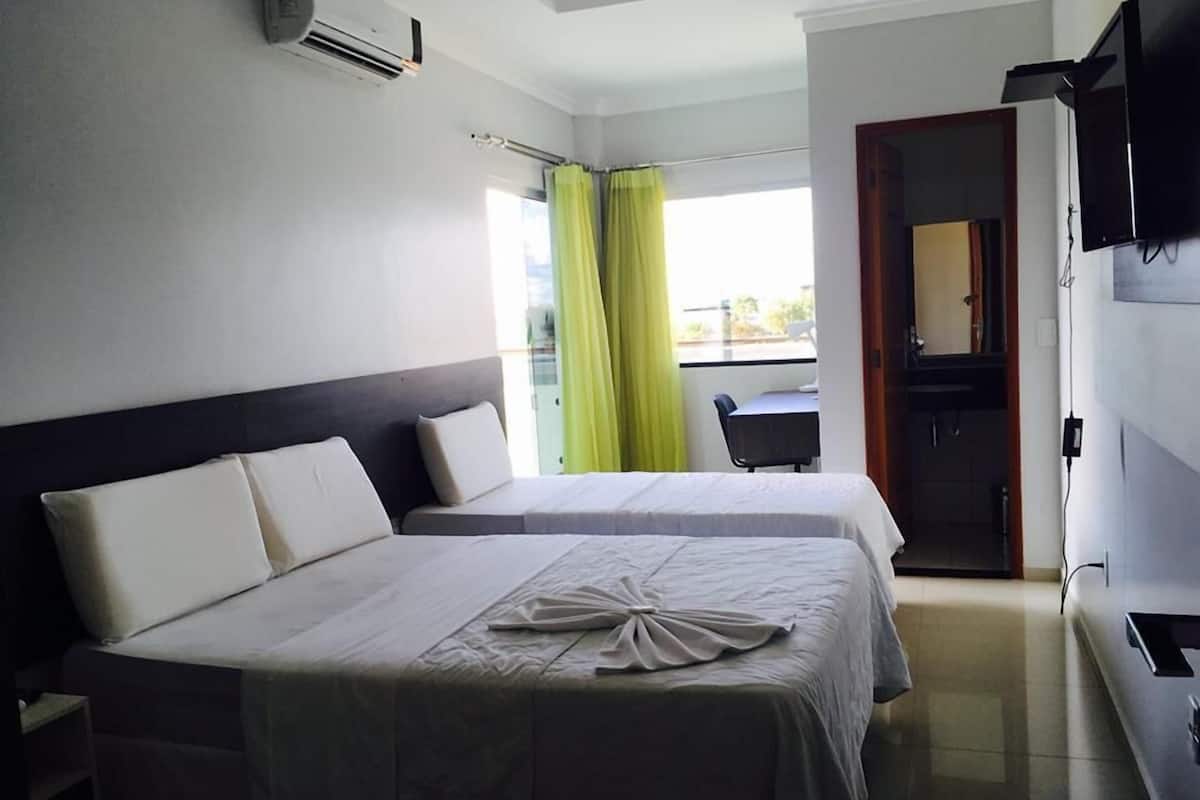Minibar, cortinas blackout, tabla de planchar con plancha y wifi gratis