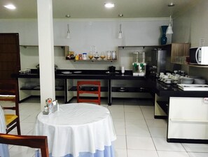 Buffet déjeuner gratuit tous les jours