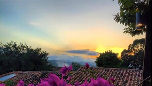 A rooftop terrace with a view of the sunset and surrounding greenery. - Marina (Copan)