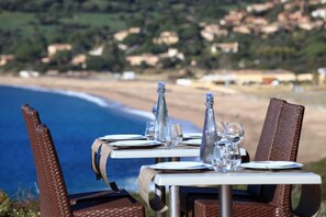 Frokost og lunsj serveres, middelhavsretter, utsikt mot stranden 