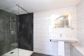 Double or Twin Room | Bathroom | Shower, hair dryer, towels - Paese di Lava (Alata)